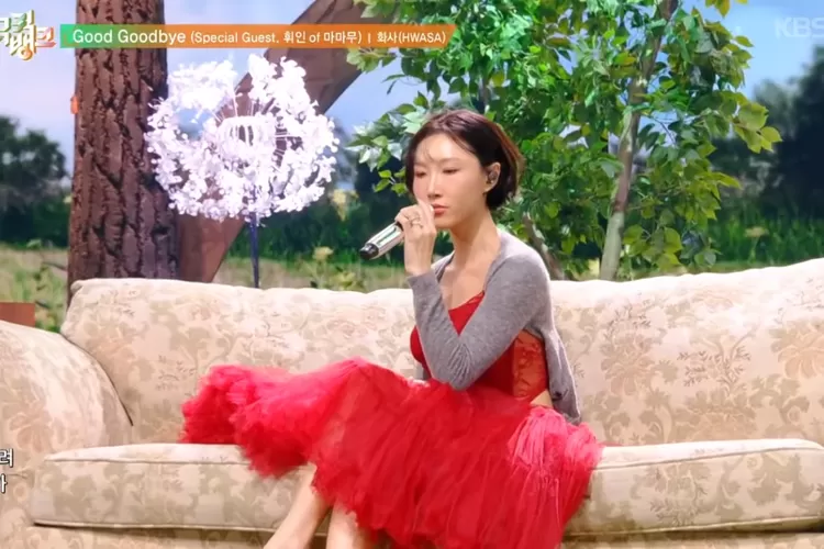 Sosok satu ini muncul saat Hwasa tampilkan lagu Good Goodbye di Music Bank hari ini (Tangkap Layar Youtube kbsworldtv)