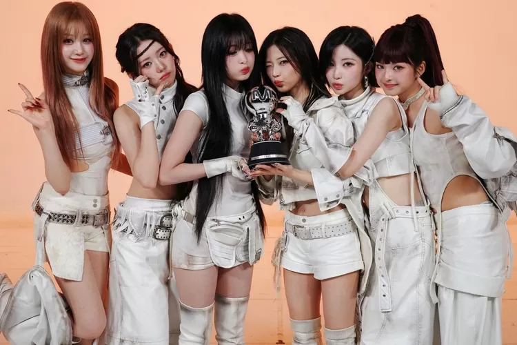 Nama ini muncul di penampilan BABYMONSTER saat bawakan lagu WE GO UP di M Countdown (X / Twitter @MnetMcountdown)