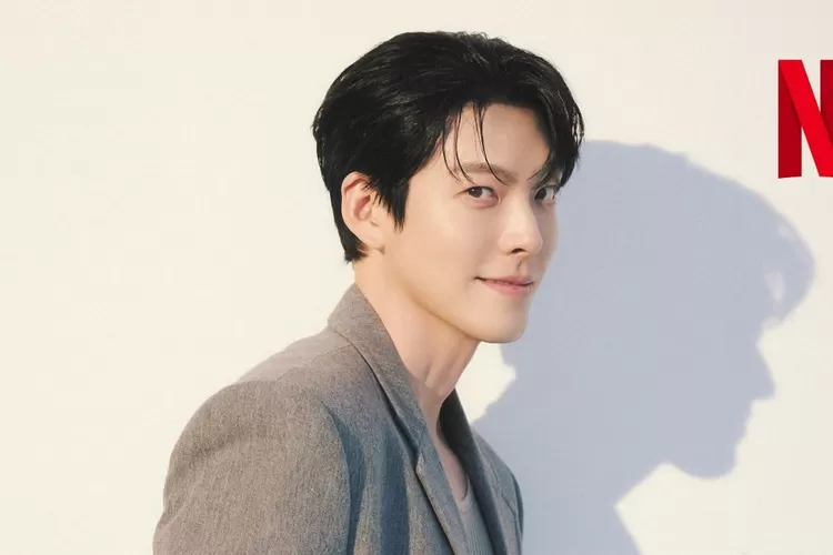 Kim Woo Bin berlatih dialog bahasa Arab dengan sungguh-sungguh dalam drama Genie, Make A Wish (Foto x @NetflixKR)