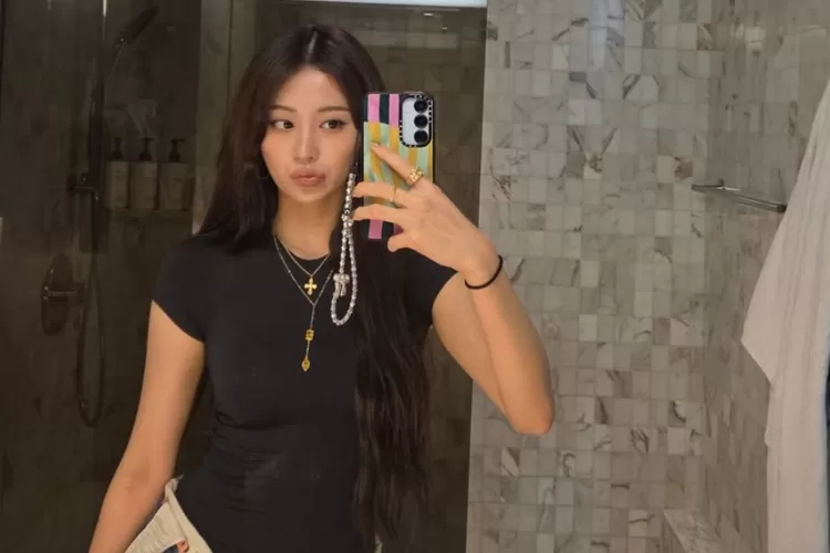 Yunjin LE SSERAFIM buat netizen tertawa dengan postingannya di Instagram yang menunjukkan hasil screenshot Whatsapp yang dia miliki (Instagram @jenaissante)