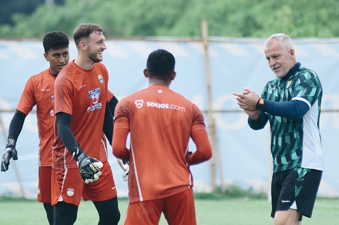 Kiper Persib asal Wales, Adam Przybek cari tahu Maung Bandung di Google.