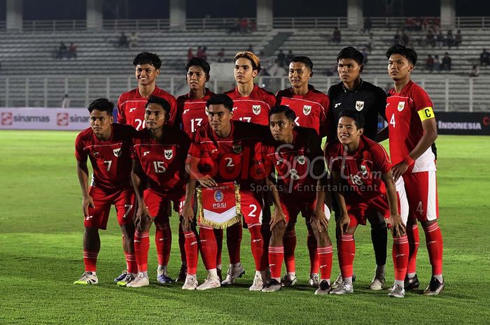 Skuad Timnas U-22 Indonesia (skuat Timnas U-22 Indonesia) sedang foto bersama jelang bertanding di Stadion Madya, Senayan, Jakarta, Jumat (10/10/2025).