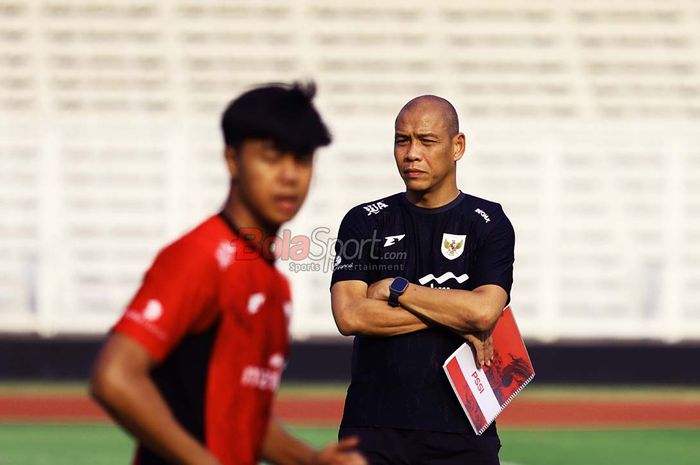 Pelatih Timnas U-17 Indonesia, Nova Arianto (kanan), tegaskan akan tetap andalkan formasi empat bek untuk skuad Garuda Asia tampil di Piala Dunia U-17 2025 meski Timnas Indonesia senior dan Timnas U-23 Indonesia senior main dengan empat bek.