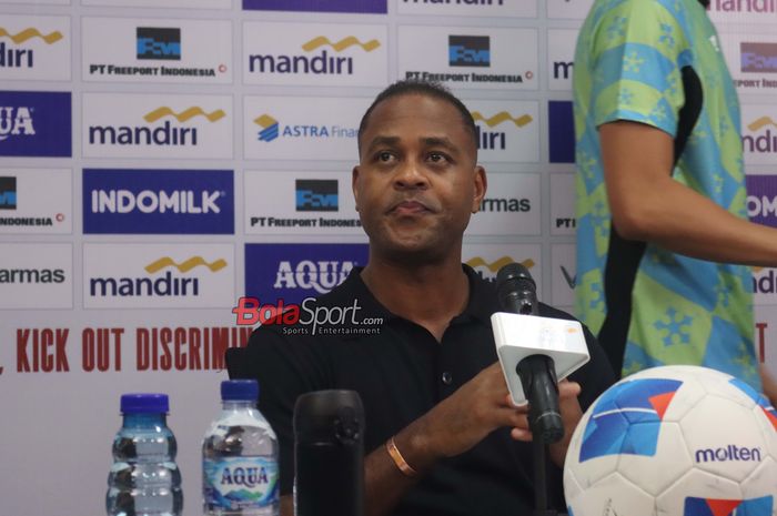 Pelatih Timnas Indonesia, Patrick Kluivert, sedang memberikan keterangan kepada awak media di Stadion Gelora Bung Tomo, Surabaya, Jawa Timur, Senin (8/9/2025).
