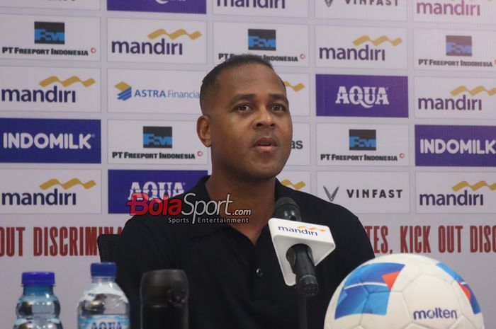 Pelatih Timnas Indonesia, Patrick Kluivert, sedang memberikan keterangan kepada awak media di Stadion Gelora Bung Tomo, Surabaya, Jawa Timur, Senin (8/9/2025).