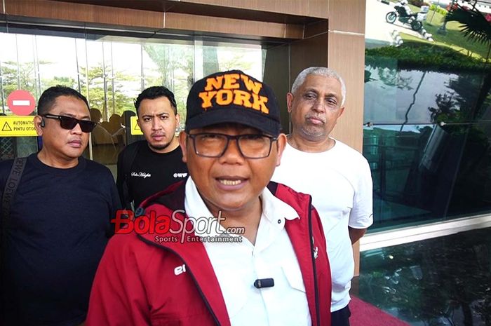 Kepala Badan Tim Nasional sekaligus Anggota Komite Eksekutif PSSI, Sumardji, sedang memberikan keterangan kepada awak media di Terminal 3 VIP Bandara Soekarno Hatta, Tangerang, Banten, Senin (13/10/2025).