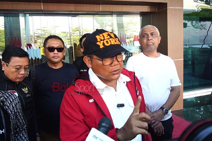 Kepala Badan Tim Nasional sekaligus Anggota Komite Eksekutif PSSI, Sumardji, sedang memberikan keterangan kepada awak media di Terminal 3 VIP Bandara Soekarno Hatta, Tangerang, Banten, Senin (13/10/2025).
