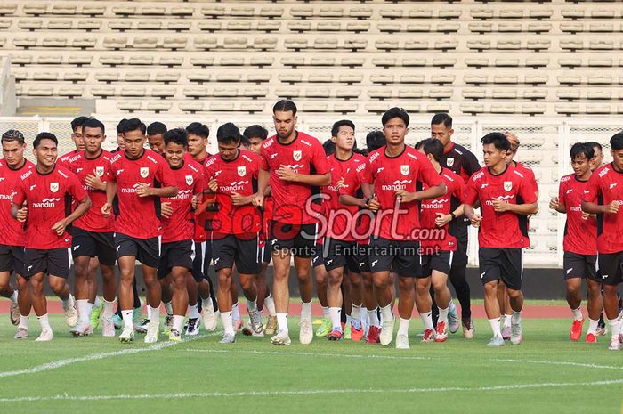 Sebanyak 27 pemain telah bergabung dalam TC perdana Timnas U-22 Indonesia jelang SEA Games 2025. Sementara itu, ada 7 pemain termasuk Hokky Caraka hingga Ivar Jenner yang belum gabung di latihan perdana, di Stadion Madya, Senayan, Jakarta, Jumat (3/10/2025).