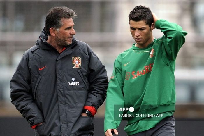Carlos Queiroz (kiri) saat berbicara dengan Cristiano Ronaldo pada sesi latihan timnas Portugal (30/3/2009). Kini melatih timnas Oman, Queiroz yakin lolos ke Piala Dunia 2026.