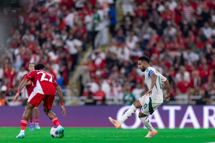 Salem Al Dawsari (kanan) terpilih sebagai pemain terbaik Asia 2025 oleh AFC. Sedangkan Lee Kang-in sebagai pemain internasional terbaik tahun ini.