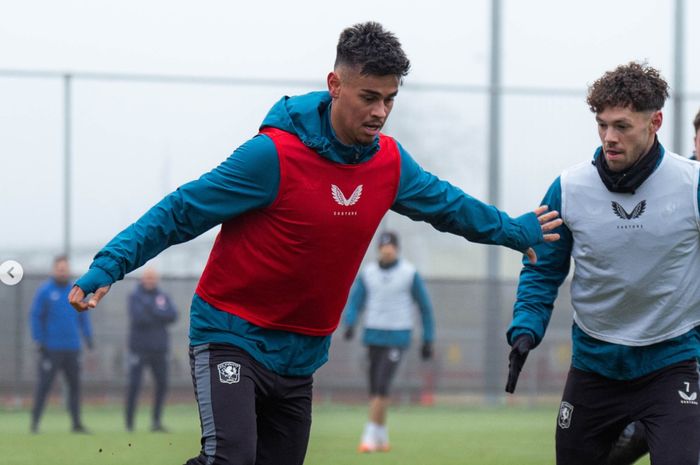 Saat Timnas Indonesia hadapi Arab Saudi di Kualifikasi Piala Dunia 2026, Mees Hilgers (kiri) digasak lawan dalam uji coba bersama FC Twente.