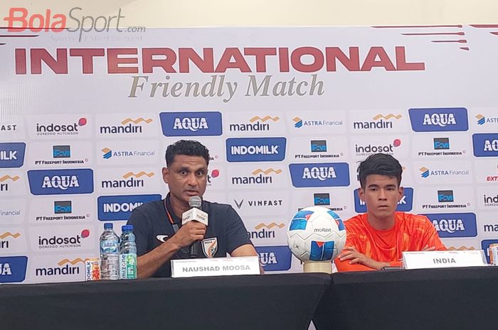 Pelatih Timnas U-23 India, Naushad Moosa, memberikan pernyataan kepada awak media seusai menahan imbang Timnas U-22 Indonesia dalam laga uji coba kedua di Stadion Madya, Senayan, Jakarta, Senin (13/10/2025).
