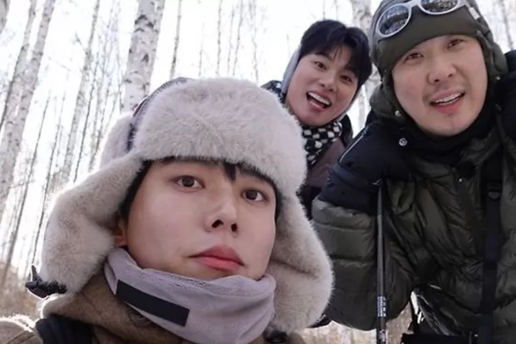 Spin-off dari program TV How Do You Play?, yakni What are You Doing, Haeng? tetap tayang selama Chuseok  (Instagaram @eyesmag)