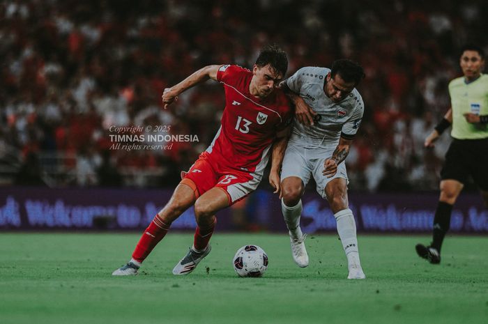 Aksi Mauro Ziljstra saat membela Timnas Indonesia dalam laga kontra vs Irak pada partai Grup B Kualifikasi Piala Dunia 2026 zona Asia, Minggu (12/10/2025) dini hari.
