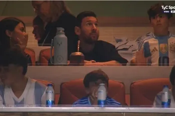 Lionel Messi menyaksikan rekannya bertanding dari tribun saat timnas Argentina menghadapi Venezuela di Chase Stadium, Miami (10/10/2025).