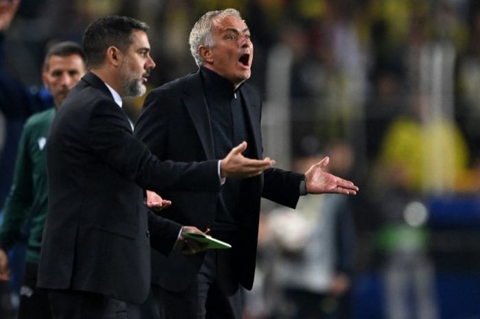 Jose Mourinho menjadi salah satu korban PHK Man United.