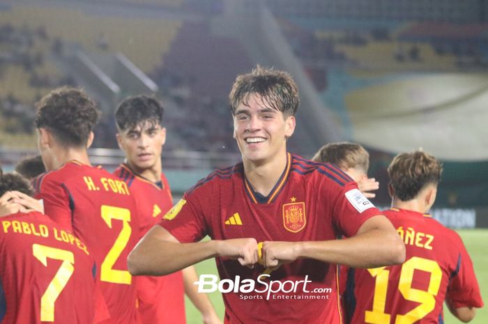 Marc Guiu mengungkapkan Hansi Flick menjadi dalang di balik keputusannya hengkang dari Barcelona ke Chelsea.