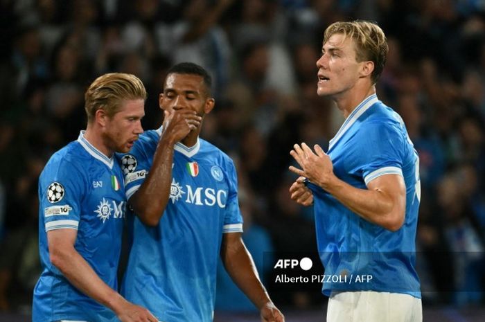 Rasmus Hojlund (kanan) mengirim sindiran halus untuk Erik ten Hag dan Ruben Amorim usai tampil moncer bareng Antonio Conte di Napoli.