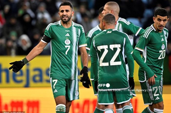 Riyad Mahrez (kiri) membuat pernyataan yang diduga menyindir Cristiano Ronaldo usai meloloskan timnas Aljazair ke Piala Dunia 2026.