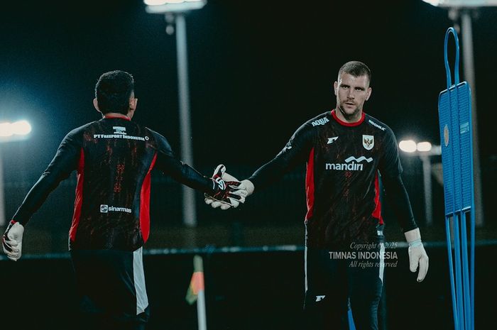 Maarten Paes (kanan) saat menjalani sesi latihan dengan timnas Indonesia.