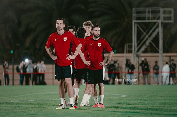 Thom Haye (kiri) saat menjalani sesi latihan dengan pemain timnas Indonesia, Jumat (10/10/2025).