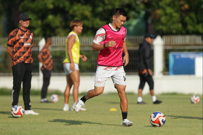 Pemain Persis Solo, Sho Yamamoto dalam sesi latihan pada Selasa (14/10/2025).