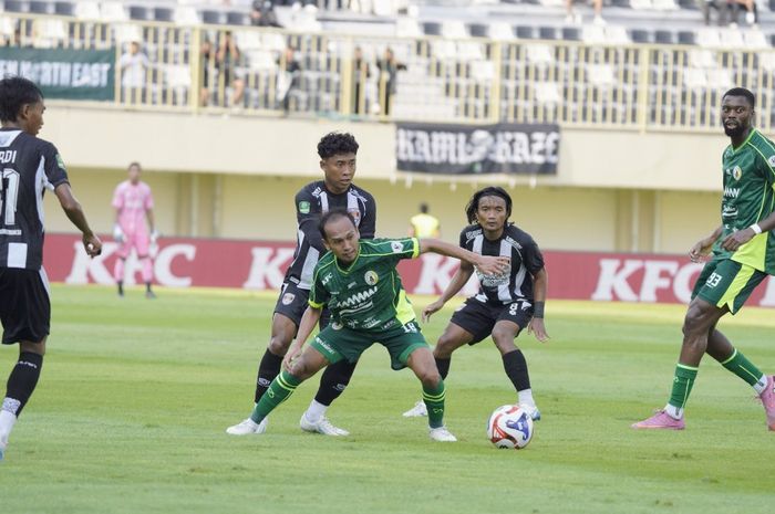 Suasana pertandingan antara PSS Sleman vs Kendal Tornado FC di Stadion Maguwoharjo, Sleman, Yogyakarta, Minggu (12/10/2025).