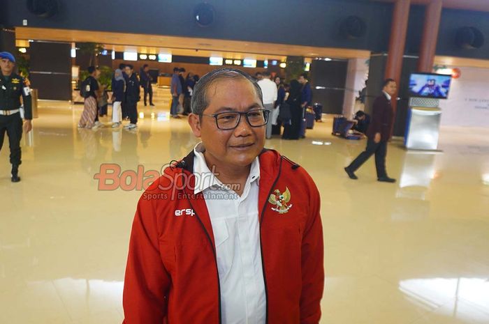 Kepala Badan Tim Nasional Indonesia, Sumardji, sedang memberikan keterangan kepada awak media di Terminal 2F Bandara Soekarno Hatta, Tangerang, Banten, Kamis (2/10/2025).