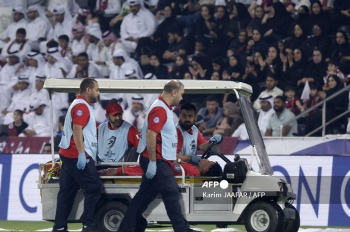 Jameel Al Yahmadi, gelandang timnas Oman, ditarik keluar karena cedera dalam pertandingan melawan Qatar di Kualifikasi Piala Dunia 2026 (8/10/2025)