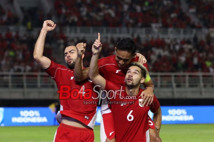 Bek Timnas Indonesia Sandy Walsh (kanan) bergabung ke Buriram United usai membela skuad Garuda di putaran keempat Kualifikasi Piala Dunia 2026.