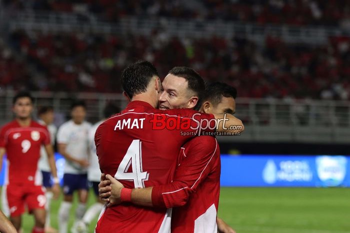 Jordi Amat (kiri) sedang ikut selebrasi Marc Klok (kanan), dua pemain tertua timnas Indonesia.