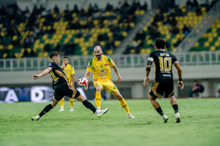 Suasana pertandingan antara Dewa United melawan Persebaya Surabaya, Jumat (26/9/2025).
