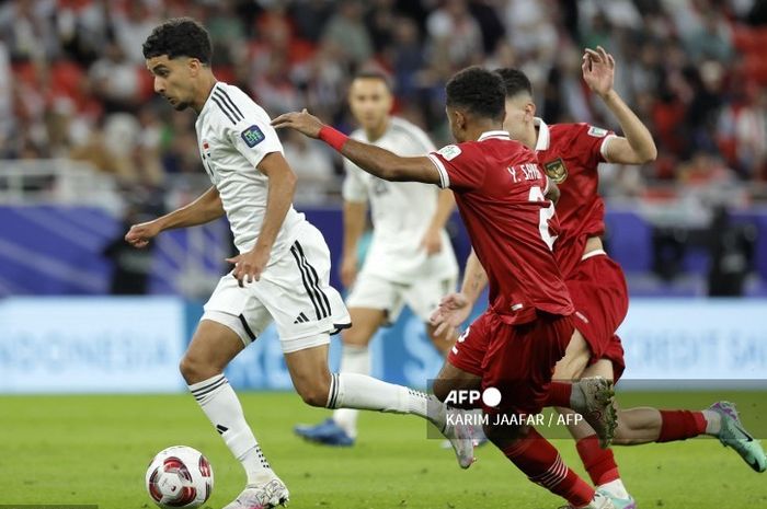 Zidane Iqbal berlari melewati Yakob Sayuri dalam pertandingan Irak melawan timnas Indonesia pada Piala Asia 2023 di Doha (15/1/2024).
