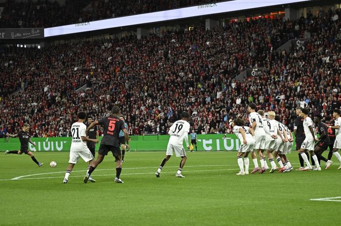 Alejandro Grimaldo mencetak gol melalui tendangan bebas brilian saat Bayer Leverkusen menghadapi Frankfurt di Bundesliga (12/9/2025).