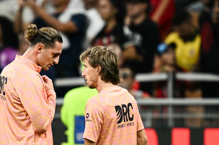 Adrien Rabiot (kiri) dianggap memudahkan pekerjaan Luka Modric di lini tengah AC Milan.