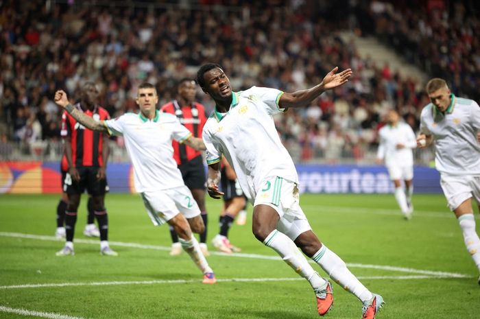 Selebrasi bek AS Roma, Evan Ndicka, usai mencetak gol ke gawang Nice pada matchday pertama fase liga di Liga Europa 2025-2026 yang dimenangkan Il Lupi.