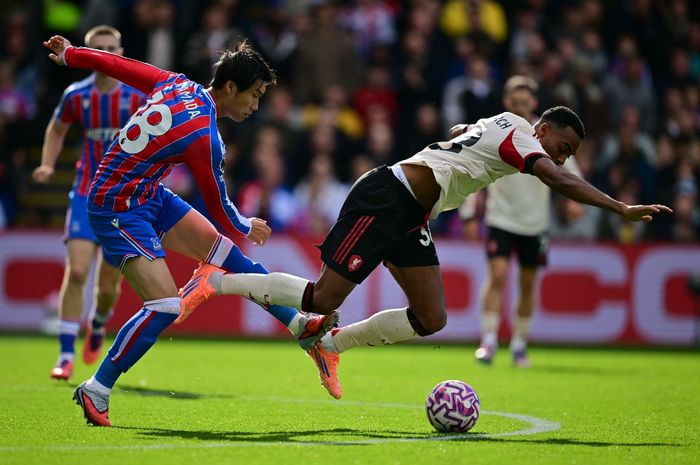 Daichi Kamada (kiri) berusaha merebut bola dari Ryan Gravenberch dalam laga lanjutan Liga Inggris antara Crystal Palace vs Liverpool di Selhurst Park, London (27/9/2025).