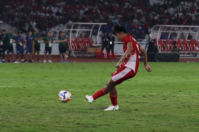 Kakang Rudianto sedang menendang penalti dalam laga Semifinal Piala AFF U-23 2025 melawan Timnas U-23 Thailand di Stadion Utama Gelora Bung Karno (SUGBK), Jakarta, Jumat (25/7/2025).