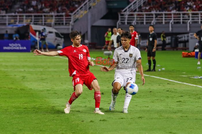 Adrian Wibowo (kanan) dalam laga FIFA Matchday antara Timnas Indonesia versus Timnas Lebanon di Stadion Gelora Bung Tomo, Surabaya, Jawa Timur, Senin (8/9/2025).