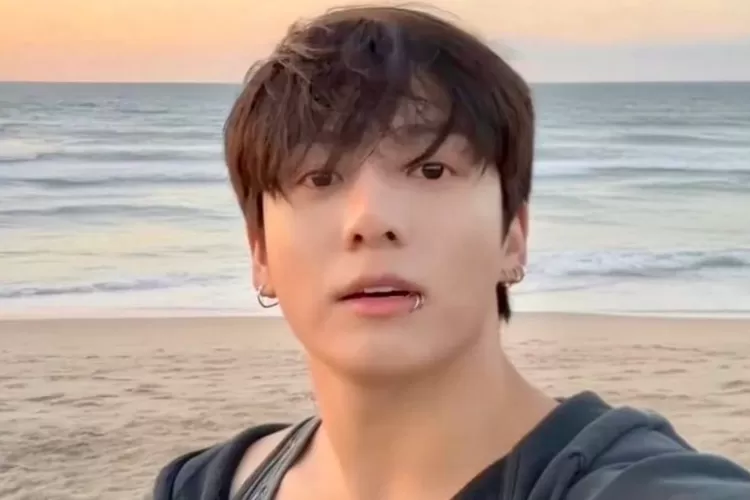 Jungkook kesusahan mencari namanya hingga membuat pabrik ini harus turun tangan (Tangkapan layar Weverse BTS)