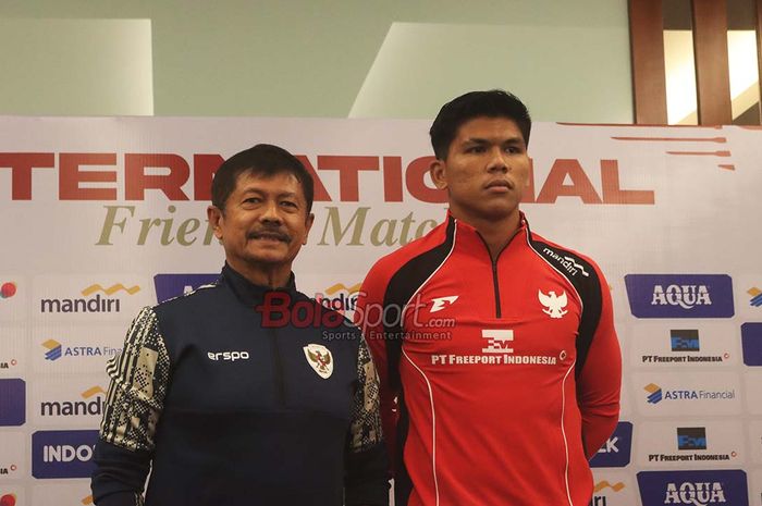 Pelatih Timnas U-22 Indonesia, Indra Sjafri (kiri) dan pemainnya bernama Cahya Supriadi (kanan) sedang foto bersama di Hotel Le Meridien, Jakarta, Kamis (9/10/2025).