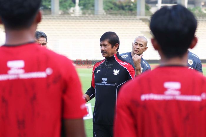 Pelatih Timnas U-22 Indonesia, Indra Sjafri, sedang memberikan intruksi kepada para pemainnya di Stadion Madya, Senayan, Jakarta, Jumat (3/10/2025).
