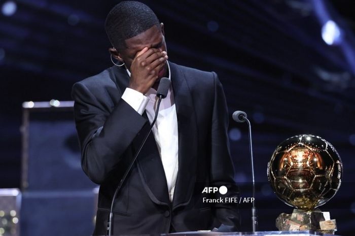 Momen Ousmane Dembele menangis saat menerima penghargaan Ballon d