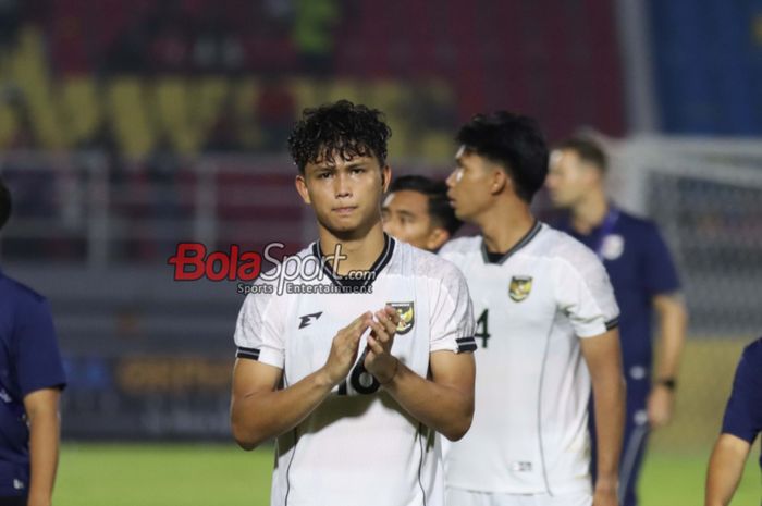 Hokky Caraka, terlihat sedih seusai Timnas U-23 Indonesia kalah 0-1 dari Korea Selatan dalam laga pamungkas Grup J Kualifikasi Piala Asia U-23 2026, di Stadion Gelora Delta, Sidoarjo, Selasa (9/9/2025).