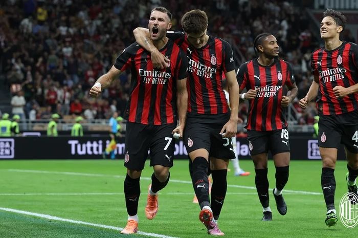 Para pemain AC Milan merayakan gol yang dicetak Santiago Gimenez ke gawang Lecce pada laga babak 32 besar Coppa Italia 2025-2026 di San Siro, Rabu (24/9/2025) dini hari WIB.