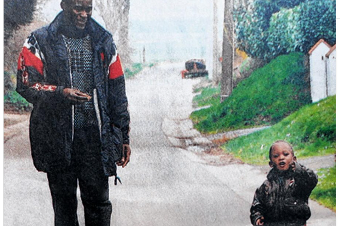 Bomber Napoli, Romelu Lukaku, memasang foto masa kecilnya bersama sang ayah, Roger (kiri), yang meninggal dunia dalam unggahan di akun Instagram, Senin (29/9/2025).