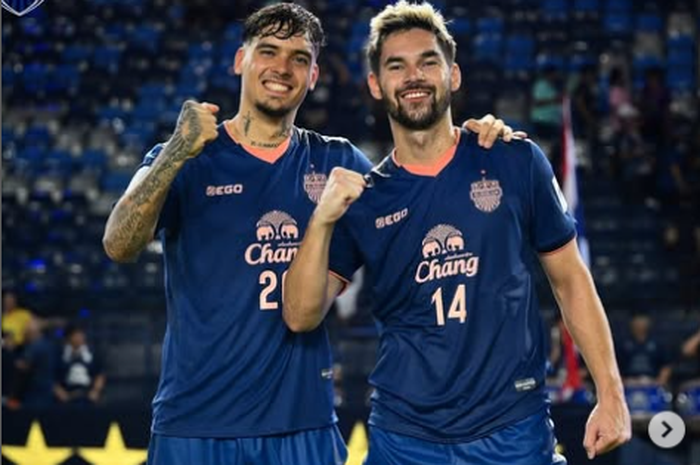 Dua pemain timnas Indonesia, Sandy Walsh (kanan) dan Shayne Pattynama dapat kabar sedih saat bersama Timnas Indonesia.