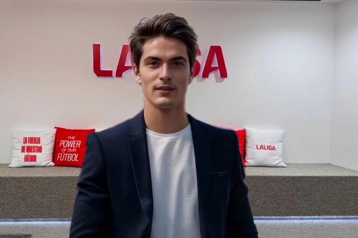 Alex AI, karakter virtual yang diluncurkan LALIGA, ikut mengucapkan selamat Hari Batik pada 2 Oktober 2025.