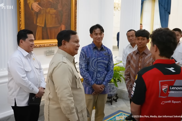 Presiden Prabowo bertemu Mario Suryo Aji, Veda Ega Pratama, dan Marc Marquez dalam pertemuan di Istana Negara, Jakarta, 30 September 2025.