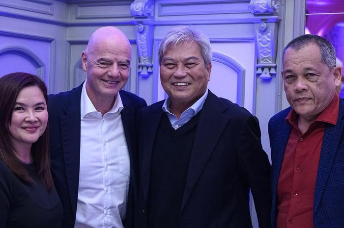 Presiden FIFA Gianni Infantino berfoto bareng dengan mantan presiden FAM Datuk Hamidin Mohd Amin, Rabu (1/10/2025).